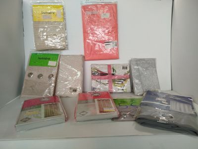 de nombreux objets qui sont posés sur une étagère dans la pièce