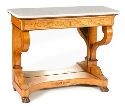 une petite table avec un plateau en marbre et un piètement en bois
