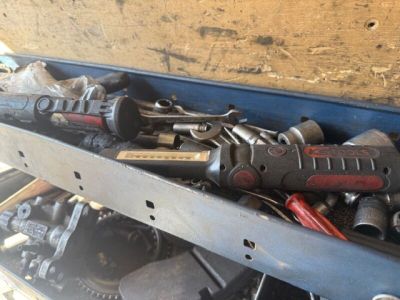 de nombreux outils rangés ensemble dans une boîte