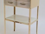 une petite table avec deux tiroirs et une étagère