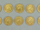un ensemble de pièces d'or sur lesquelles figurent des visages