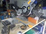 une photo d'une table sur laquelle sont posés des outils