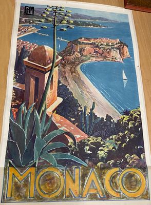 une affiche posée sur la table d'un restaurant avec vue sur l'océan