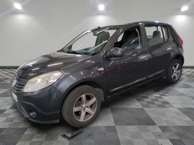 la photo d'une voiture grise garée dans un garage
