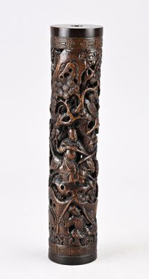 une image représentant un grand vase en bois orné de sculptures