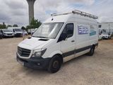 une camionnette blanche garée dans un parking