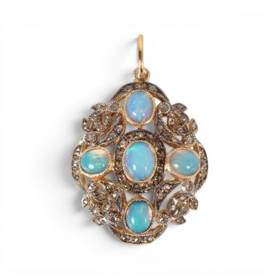 une broche en oplite et diamant, présentée sur fond blanc