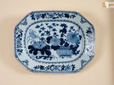 une assiette bleue et blanche ornée de fleurs et d'oiseaux