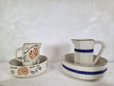 deux tasses et une soucoupe posées sur une table