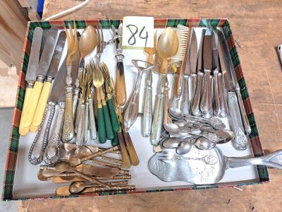 une boîte remplie d'argenterie sur laquelle est apposée une étiquette de prix