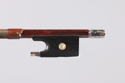 un archet de violon attaché à une corde