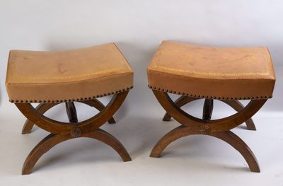 deux tabourets en bois avec une assise en cuir et des pieds, sur fond blanc