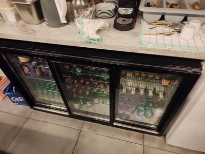 un comptoir sur lequel sont posées plusieurs boissons
