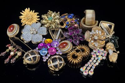 plusieurs types de bijoux différents sur une surface noire