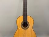 une image représentant une guitare et un étui à guitare sur fond blanc