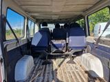 une photo d'une camionnette avec des sièges à l'arrière