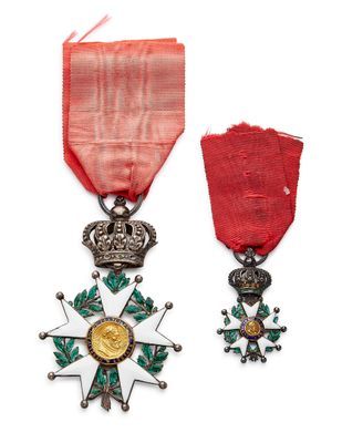 deux médailles et une étoile sur fond blanc