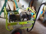 un petit chariot vert équipé d'un petit moteur