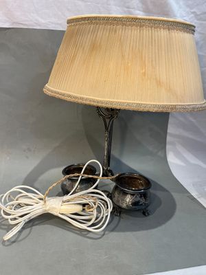 une lampe posée sur une table à côté d'une lampe