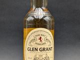 une photo d'une bouteille de whisky Glen Grant posée sur une table