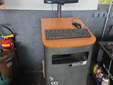 un ordinateur de bureau posé sur un support dans un garage