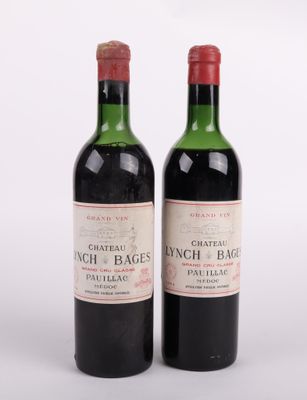 deux bouteilles de vin posées l'une à côté de l'autre sur une surface blanche
