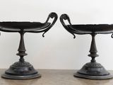 deux vases noirs posés sur une table en bois