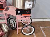 une machine posée par terre à côté d'un bol