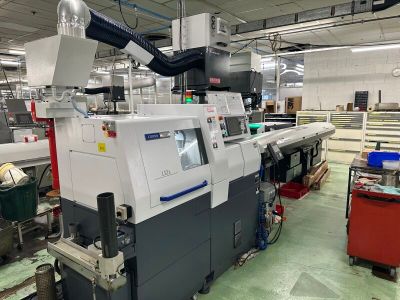 une machine qui se trouve au milieu d'une usine