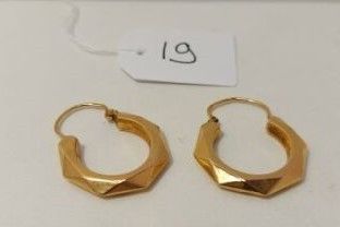 deux paires de boucles d'oreilles créoles en or posées sur une surface blanche, accompagnées d'une étiquette de prix