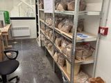 une pièce remplie d'étagères et de sacs de provisions