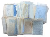 une pile de vieux papiers sur lesquels figurent des inscriptions manuscrites