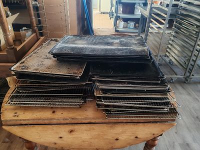 une pile de vieux livres posée sur une table dans une pièce
