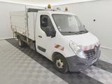 un camion blanc garé dans un garage