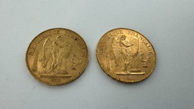 deux pièces d'or, l'une représentant une femme et l'autre un homme