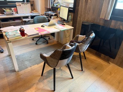 deux chaises placées devant un bureau