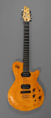 une guitare électrique avec un corps en bois sur fond gris
