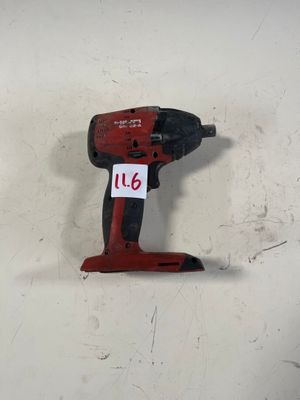 une photo d'une perceuse sans fil accrochée au mur