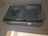 une boîte métallique fixée au mur de la pièce