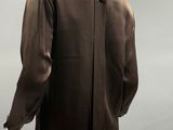 une photo d'un mannequin portant une veste marron et un pantalon blanc