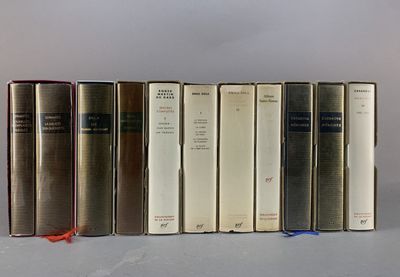 plusieurs livres sont alignés sur une table