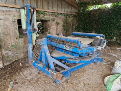 une machine bleue qui est posée dans la terre
