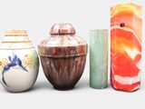 trois vases posés l'un à côté de l'autre sur une table