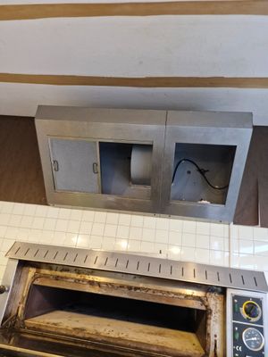 Hotte murale trois filtres (deux filtres au dessus du four)