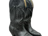 une paire de bottes de cow-boy noires sur fond blanc