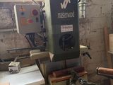 une machine posée sur une table dans une pièce