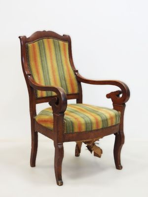 une chaise en bois dont l'assise est recouverte d'un tissu rayé