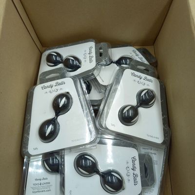 une boîte contenant de nombreux bouchons d'oreille noirs et blancs