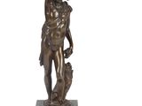 statue en bronze représentant un homme tenant un chien, posée sur un socle en marbre