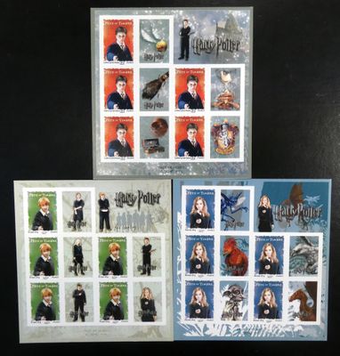 Trois timbres Harry Potter sont exposés sur un fond noir